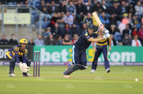 110816 - Glamorgan v Yorkshire Vikings, NatWest T20 Blast Quarter Final -  David Willey of Yorkshire Vikings makes a run off the bowling of Colin Ingram of Glamorgan