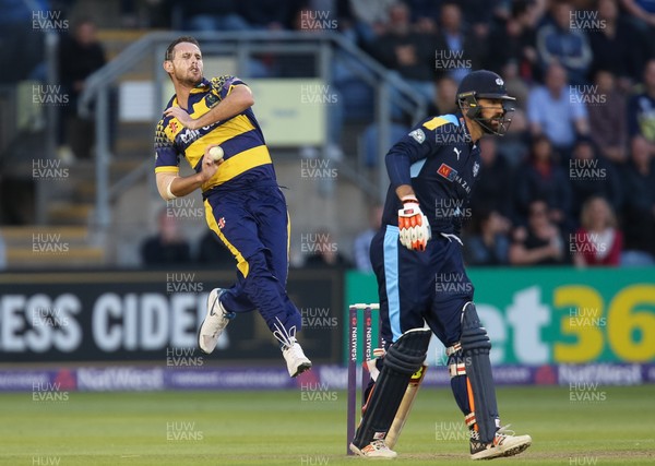 110816 - Glamorgan v Yorkshire Vikings, NatWest T20 Blast Quarter Final -  Shaun Tait of Glamorgan bowls