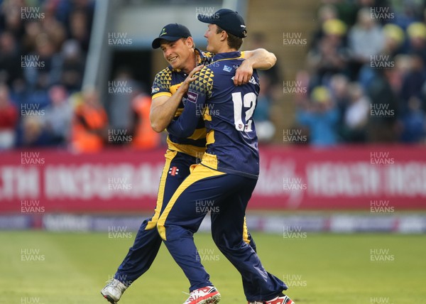 110816 - Glamorgan v Yorkshire Vikings, NatWest T20 Blast Quarter Final -  Graham Wagg of Glamorgan celebrates with Aneurin Donald of Glamorgan after catching out Liam Plunkett of Yorkshire Vikings