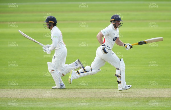 160521 - Glamorgan v Yorkshire, LV= County Championship Group Three - Chris Cooke of Glamorgan and Kiran Carlson of Glamorgan add the runs as play gets underway late in the afternoon