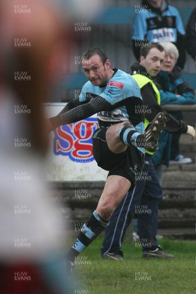 17.04.09   Glamorgan Wanderers RFC vs. Cardiff RFC. Principality Premiership,   Gareth Davies attempts to convert Mathew Veater's try. 