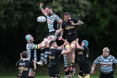 040926 - Glamorgan Wanderers v Mountain Ash - Championship East - Both sides challenge for the line-out