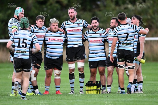 040926 - Glamorgan Wanderers v Mountain Ash - Championship East - Glamorgan huddle
