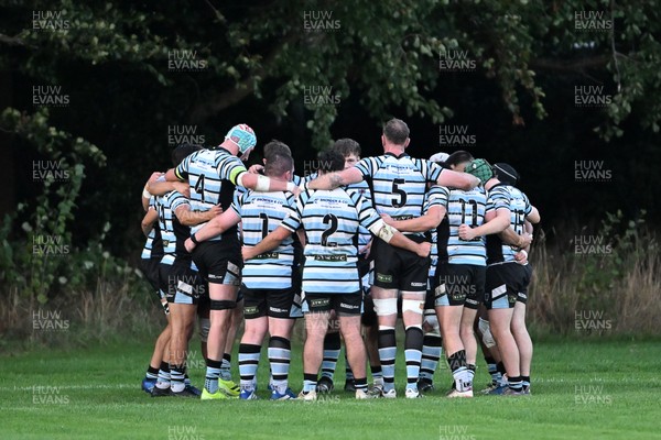 040926 - Glamorgan Wanderers v Mountain Ash - Championship East - Glamorgan huddle
