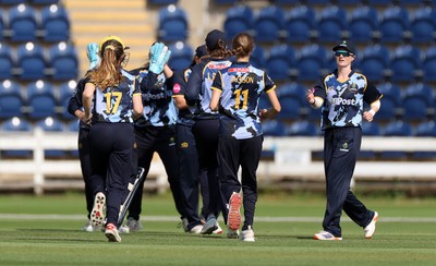 180725 - Glamorgan Women v Kent Spitfires - Vitality Blast Women League 2 - Gemma Porter of Glamorgan celebrates catching the ball to dismiss Elsa Barnfather with team mates