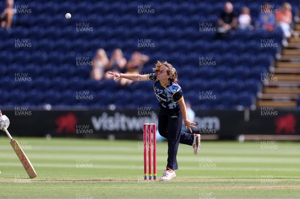 180725 - Glamorgan Women v Kent Spitfires - Vitality Blast Women League 2 - Nicole Reid of Glamorgan bowling
