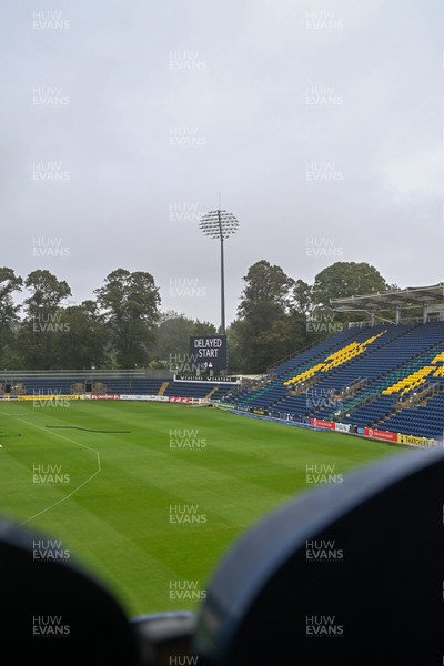 130926 - Glamorgan Women v Kent Women - Metro Bank Women's One-Day Cup semi-final - The start of play is delayed after rain at Sophia Gardens 
