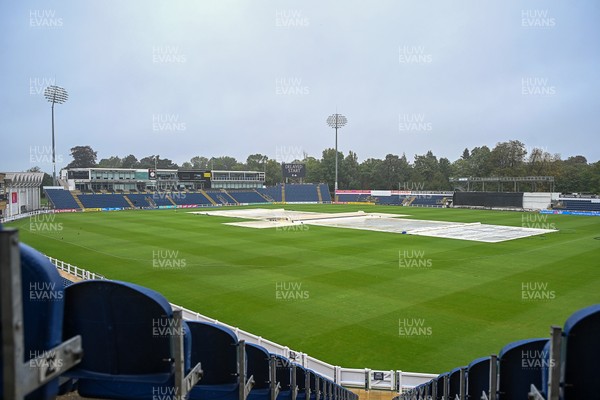 130926 - Glamorgan Women v Kent Women - Metro Bank Women's One-Day Cup semi-final - The start of play is delayed after rain at Sophia Gardens 