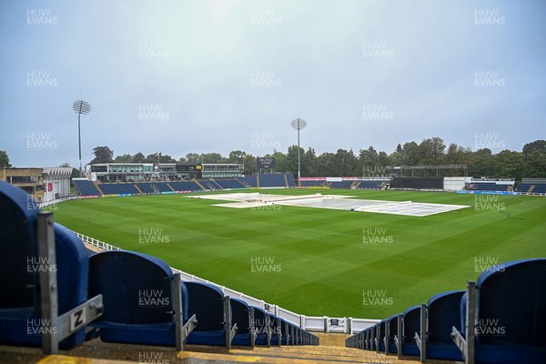 130926 - Glamorgan Women v Kent Women - Metro Bank Women's One-Day Cup semi-final - The start of play is delayed after rain at Sophia Gardens 