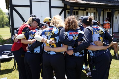 170525 - Glamorgan Women v Lancashire Thunder - T20 Women�s County Cup - Glamorgan team huddle