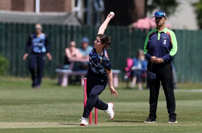 170525 - Glamorgan Women v Lancashire Thunder - T20 Women�s County Cup - Sara Phillips of Glamorgan bowling