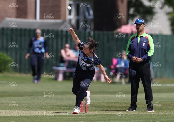 170525 - Glamorgan Women v Lancashire Thunder - T20 Women�s County Cup - Sara Phillips of Glamorgan bowling