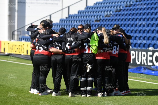 190426 - Glamorgan Women v Leicestershire Foxes Women - Metro Bank One Day Cup Women League 2 - Leicestershire huddle