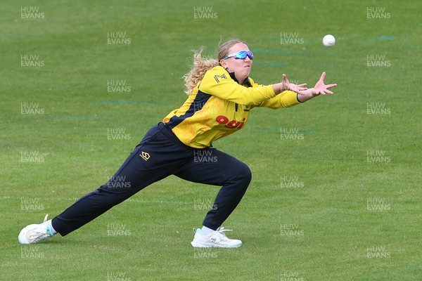 190426 - Glamorgan Women v Leicestershire Foxes Women - Metro Bank One Day Cup Women League 2 - Gemma Porter of Glamorgan Women just fails to catch the ball