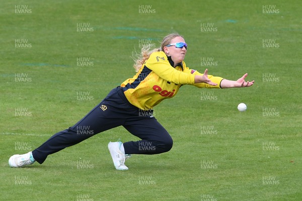 190426 - Glamorgan Women v Leicestershire Foxes Women - Metro Bank One Day Cup Women League 2 - Gemma Porter of Glamorgan Women just fails to catch the ball