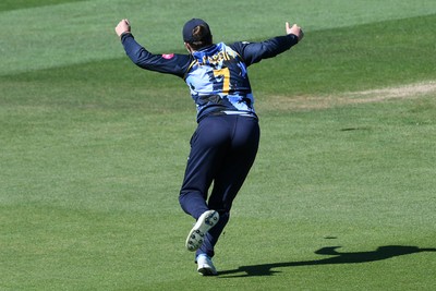 030726 - Glamorgan Women v Middlesex Women - Vitality Blast Women League 2 - Lauren Parfitt of Glamorgan Women just misses a catch