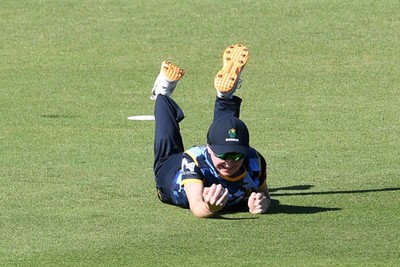 030726 - Glamorgan Women v Middlesex Women - Vitality Blast Women League 2 - Nicole Reid of glamorgan Women catches the ball to dismiss Hannah Davis of Middlesex Women