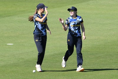 030726 - Glamorgan Women v Middlesex Women - Vitality Blast Women League 2 - Nicole Reid of glamorgan Women catches the ball to dismiss Hannah Davis of Middlesex Women