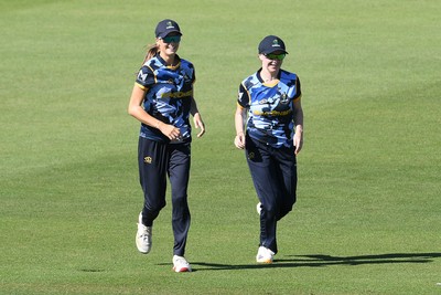 030726 - Glamorgan Women v Middlesex Women - Vitality Blast Women League 2 - Nicole Reid of glamorgan Women catches the ball to dismiss Hannah Davis of Middlesex Women