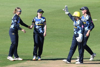 030726 - Glamorgan Women v Middlesex Women - Vitality Blast Women League 2 - Nicole Reid of glamorgan Women catches the ball to dismiss Hannah Davis of Middlesex Women