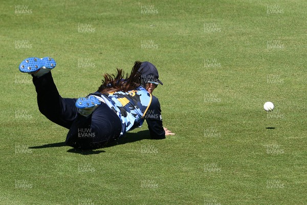 030726 - Glamorgan Women v Middlesex Women - Vitality Blast Women League 2 - Bea Ellis of Glamorgan Women just misses a catch