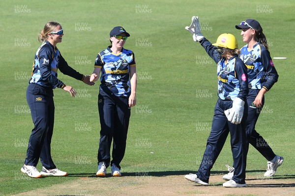 030726 - Glamorgan Women v Middlesex Women - Vitality Blast Women League 2 - Nicole Reid of glamorgan Women catches the ball to dismiss Hannah Davis of Middlesex Women