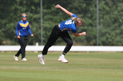 270625  Glamorgan Women v Sussex Sharks, Vitality Blast Women League Two South - Indigo Gentry of Sussex Sharks bowls