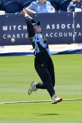 050726 - Glamorgan Women v Worcestershire Rapids Women - Vitality Blast Women League 2 - Sara Phillips of Glamorgan Women just misses out on a catch