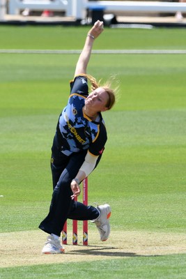 050726 - Glamorgan Women v Worcestershire Rapids Women - Vitality Blast Women League 2 - Charlotte Lambert of Glamorgan Women bowling