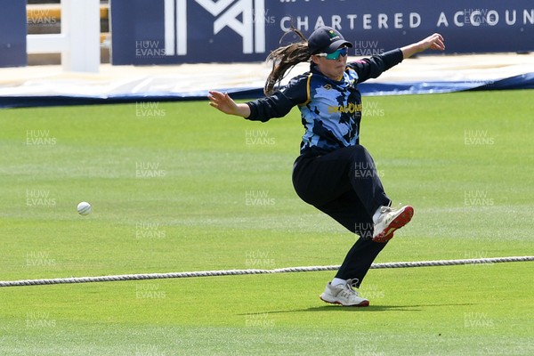 050726 - Glamorgan Women v Worcestershire Rapids Women - Vitality Blast Women League 2 - Sara Phillips of Glamorgan Women just misses out on a catch