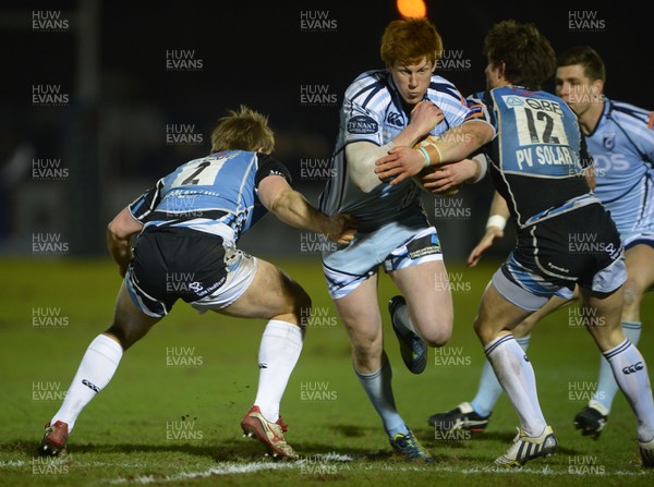 010313 - Glasgow v Cardiff Blues - RaboDirect PRO12 - Cardiff's Rhys Patchell takes on Warriors' Pat MacArthur and Peter Horne