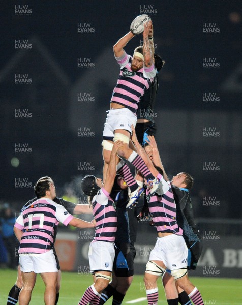 070117 - Glasgow v Cardiff Blues - Guinness Pro 12 - Cardiff's Jarred Hoeata wins a line out ahead of Glasgow's Tim Swinson   by Huw Evans Agency