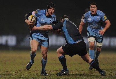 19.02.10 - Glasgow v Cardiff Blues - Magners League - Tom James of Cardiff Blues holds off Jon Welsh of Glasgow. 