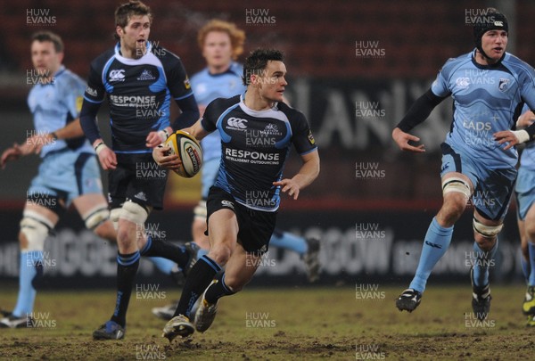 19.02.10 - Glasgow v Cardiff Blues - Magners League - Max Evans of Glasgow looks for a way through. 