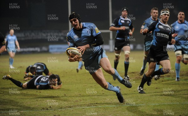 19.02.10 - Glasgow v Cardiff Blues - Magners League - Tom James of Cardiff Blues scores try. 