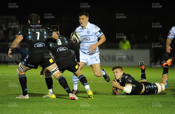 231118 - Glasgow Warriors v Cardiff Blues - Cardiff Blues' Jarrod Evans evades the tackle of Glasgow's Matt Fagerson � Huw Evans Agency