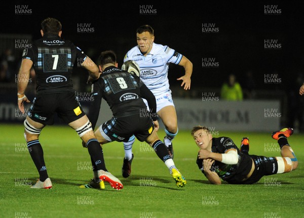 231118 - Glasgow Warriors v Cardiff Blues - Cardiff Blues' Jarrod Evans evades the tackle of Glasgow's Matt Fagerson � Huw Evans Agency