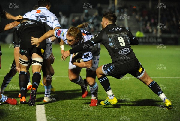 231118 - Glasgow Warriors v Cardiff Blues - Kris Dacey of Cardiff drives for the line as he is tackled by Ali Price of Glasgow � Huw Evans Agency