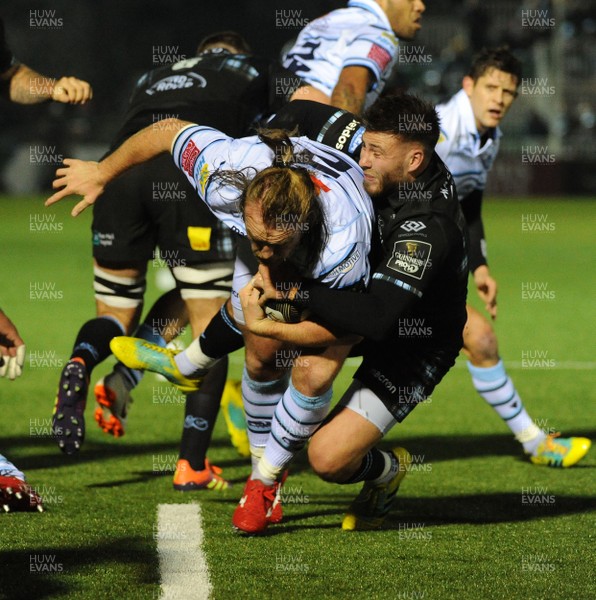 231118 - Glasgow Warriors v Cardiff Blues - Kris Dacey of Cardiff drives for the line as he is tackled by Ali Price of Glasgow � Huw Evans Agency