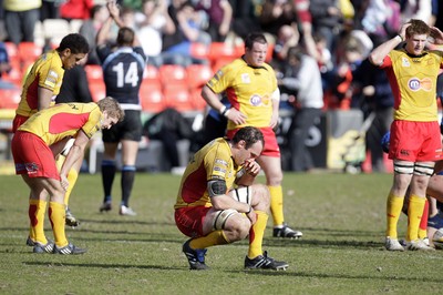 04.04.10 ... Glasgow v Newport Gwent Dragons, Magners League -  The Dragons players show their disappointment at the end of the match 