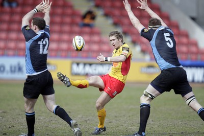 04.04.10 ... Glasgow v Newport Gwent Dragons, Magners League -  Newport's Wayne Evans chips past Glasgow's Graeme Morrison (l) and Alastair Kellock 