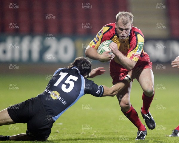 08.10.10 - Glasgow v Newport-Gwent Dragons - Heineken Cup - Glasgow Warriors' Bernardo Stortoni tackleds Newport Gwent Dragons' Tom Cheeseman 