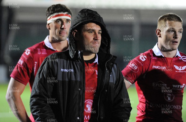 011218 - Glasgow v Scarlets - Guinness PRO14 -  Scarlets players leave the field dejected