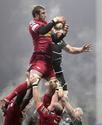 090212 - Glasgow Warriors v Scarlets - RaboDirect Pro 12Scarlets' Josh Turnbull (L) wins lineout ball against Glasgow Warriors' Rob Verbakel (R) 