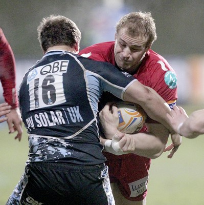 090212 - Glasgow Warriors v Scarlets - RaboDirect Pro 12Glasgow Warriors' Fergus Thomson tackles Scarlets' Damian Welch