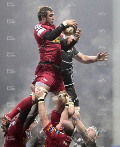 090212 - Glasgow Warriors v Scarlets - RaboDirect Pro 12Scarlets' Josh Turnbull (L) wins lineout ball against Glasgow Warriors' Rob Verbakel (R) 