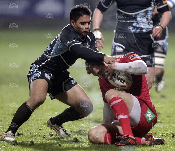 090212 - Glasgow Warriors v Scarlets - RaboDirect Pro 12Scarlets' Gareth Davies (R) is tackled by Glasgow Warriors' David Lemi (L) as he dives on the loose ball