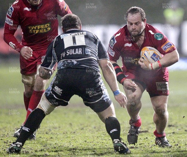 090212 - Glasgow Warriors v Scarlets - RaboDirect Pro 12Glasgow Warriors' Ryan Grant looks to tackle Scarlets' Peter Edwards