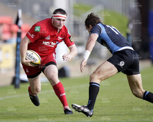 13.09.09 - Glasgow v Scarlets... Scarlet's Ken Owens challenged by Glasgow's Thom Evans. 