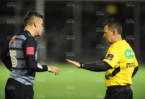 011217 - Glasgow Warriors v Cardiff Blues - Guinness PRO14 -  Referee Nigel Owens talks to Cardiff captain Gareth Anscombe after giving a red card to Taufaao Filise for a dangerous tackle on Glasgow hooker George Turner